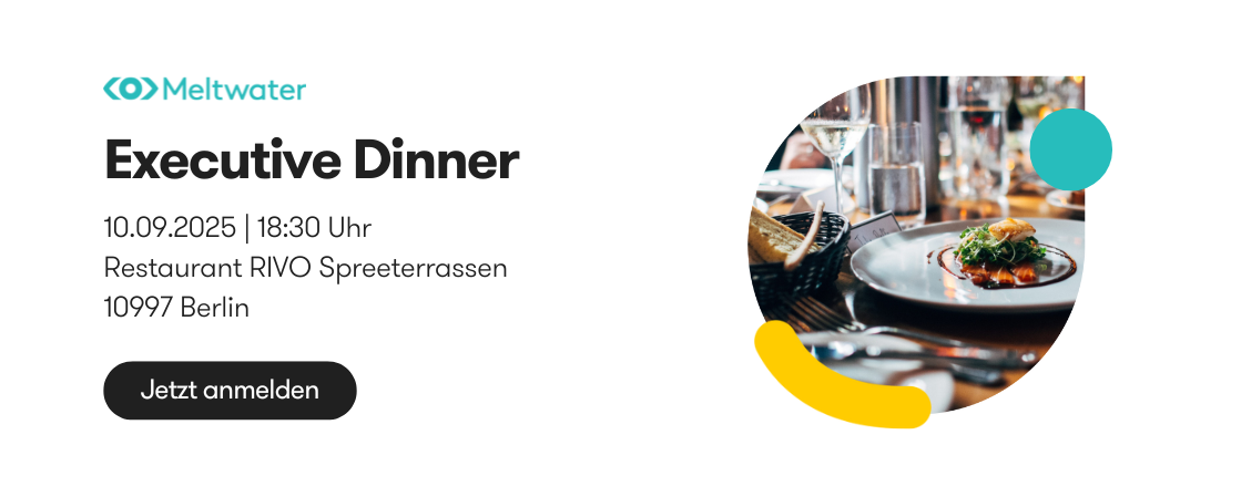 Bild in einem Restaurant mit Essen und Geschirr.