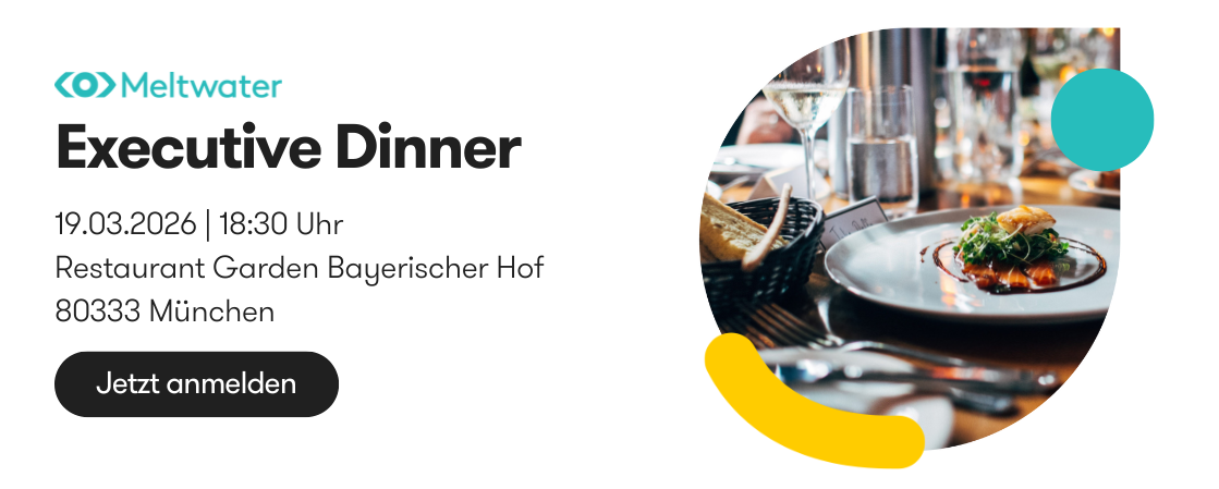 Bild in einem Restaurant mit Essen und Geschirr.