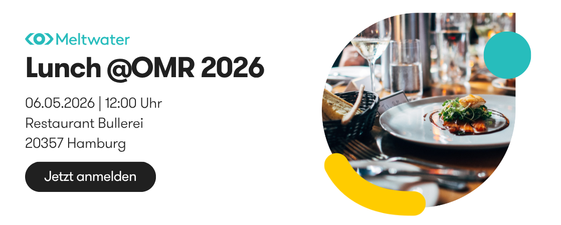 Bild in einem Restaurant mit Essen und Geschirr.